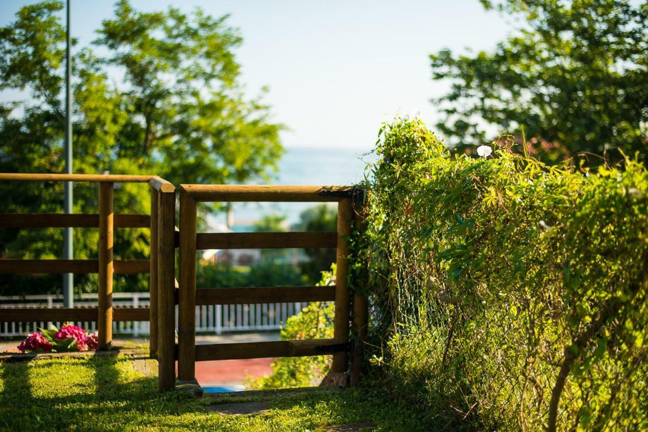 Casa De Las Flores - Apartamento Con Jardin Privado Frente A La Playa De Комільяс Екстер'єр фото